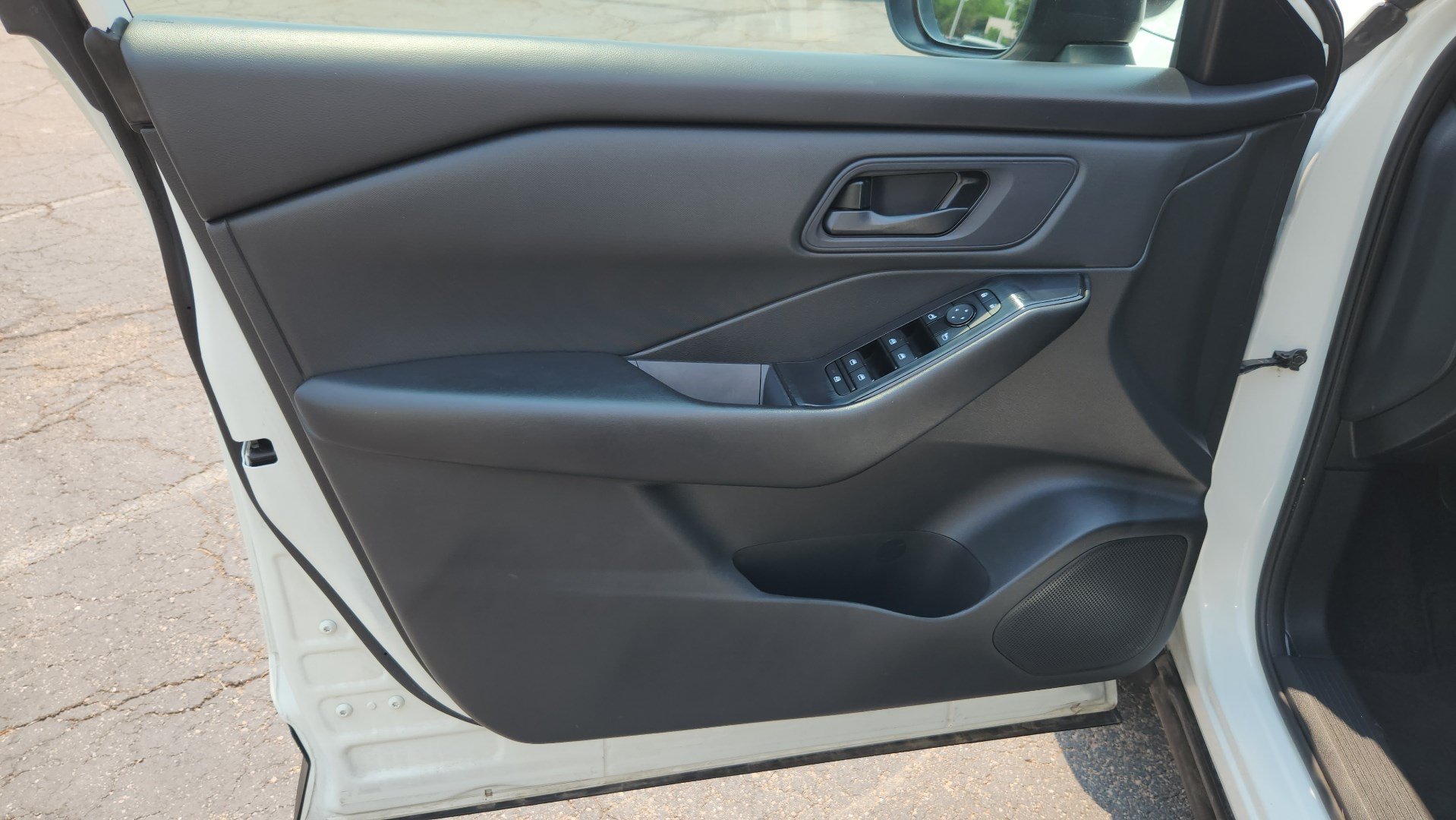 Used 2024 Nissan Rogue S AWD/4WD image 17