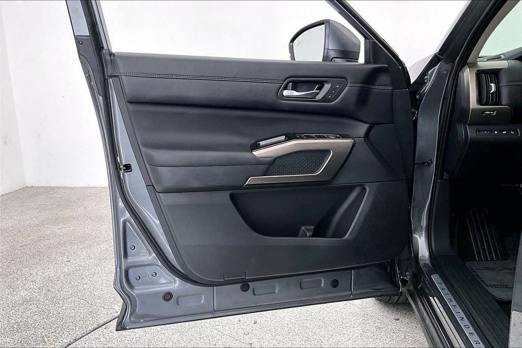 Used 2025 Nissan Pathfinder Platinum w/ Cargo Package FWD image 22
