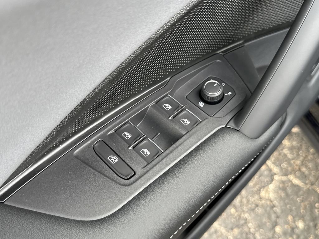 New 2026 Volkswagen Tiguan SE FWD image 11