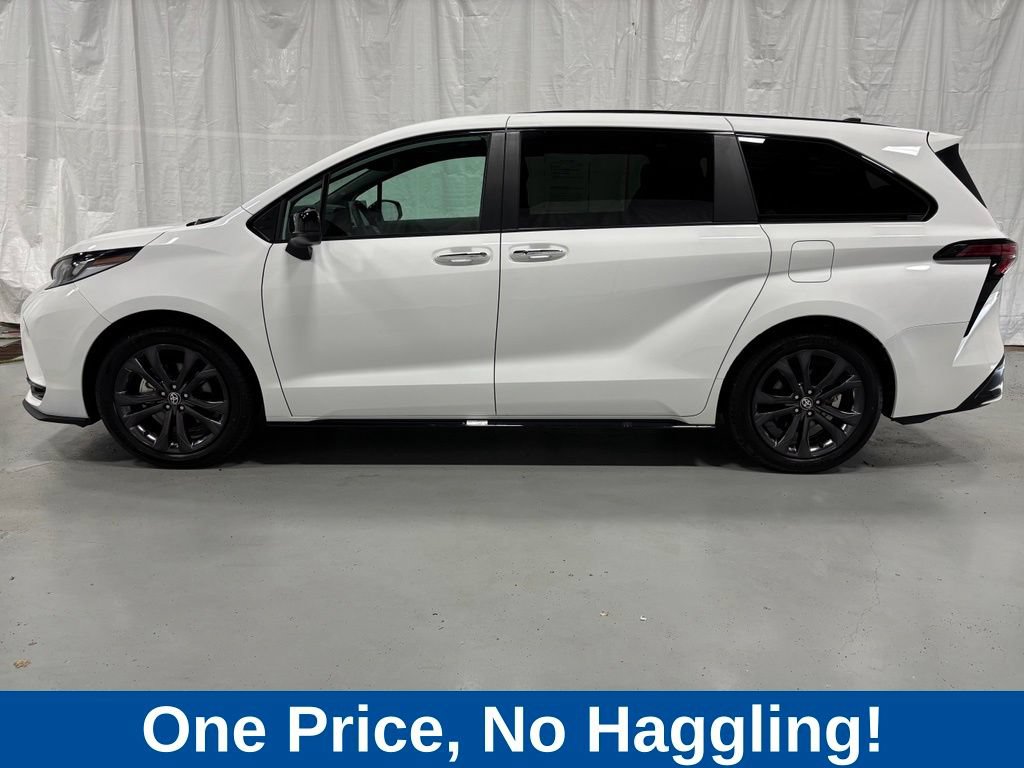 Used 2025 Toyota Sienna XSE FWD image 4