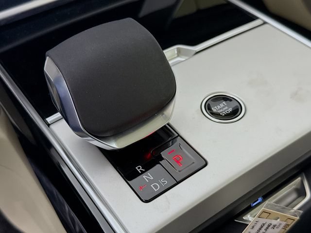 New 2026 Land Rover Range Rover Long Wheelbase SE AWD/4WD image 19