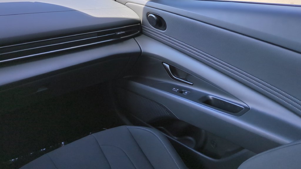 Certified 2025 Hyundai Elantra Sport FWD image 12
