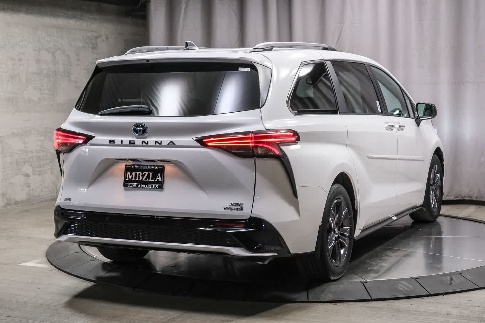 Used 2024 Toyota Sienna XSE w/ XSE Plus Package AWD/4WD image 4
