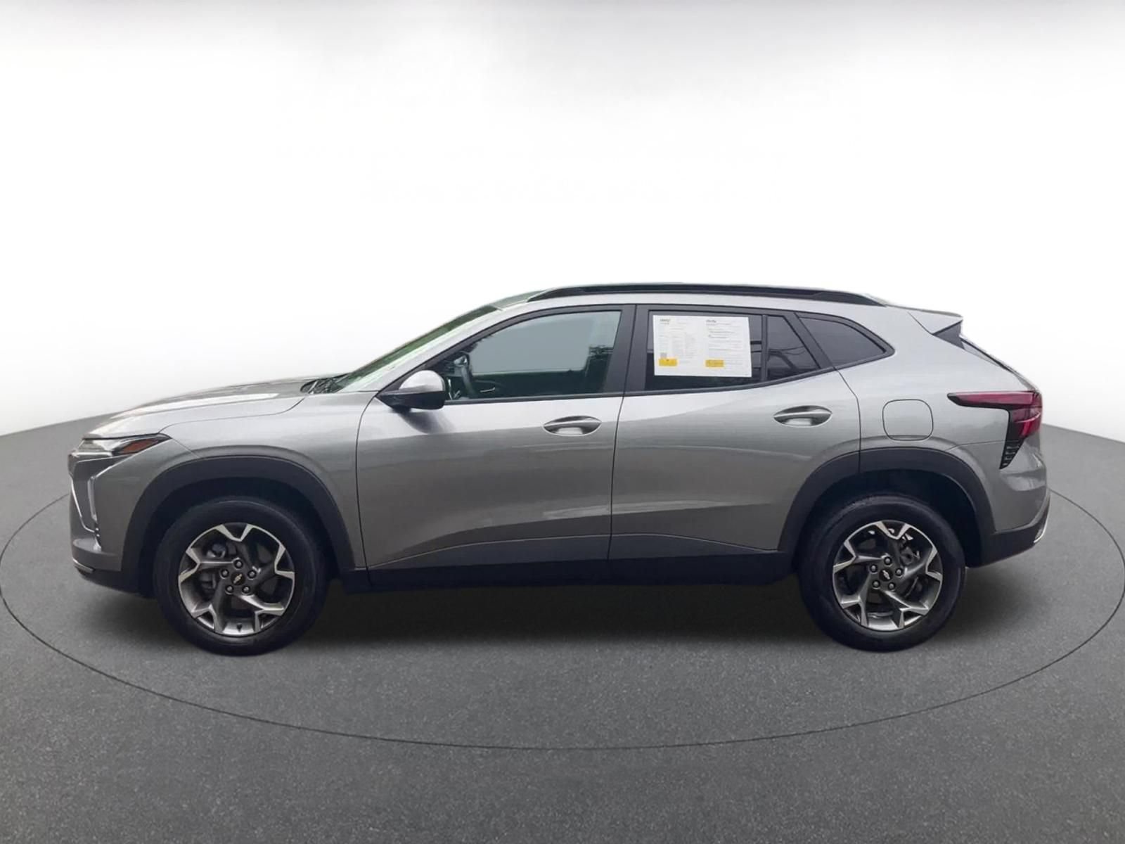Used 2025 Chevrolet Trax LT FWD image 9