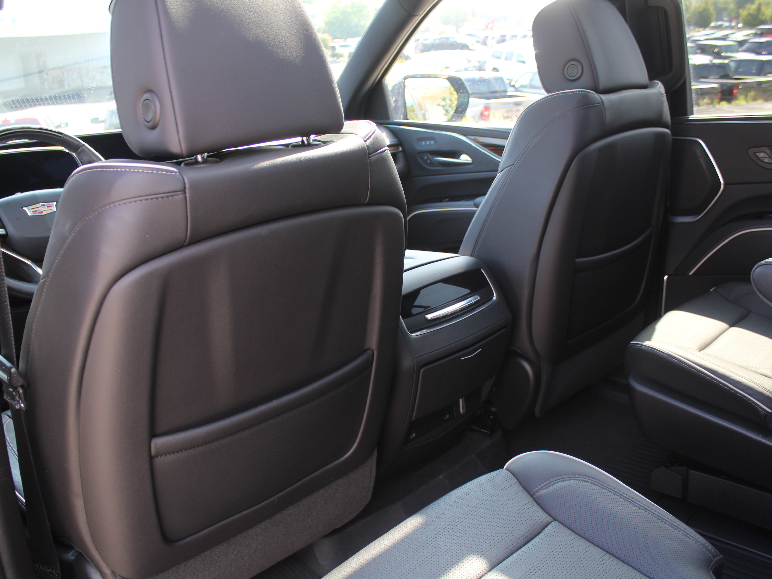 Used 2023 Cadillac Escalade Premium Luxury w/ Performance Package AWD/4WD image 25