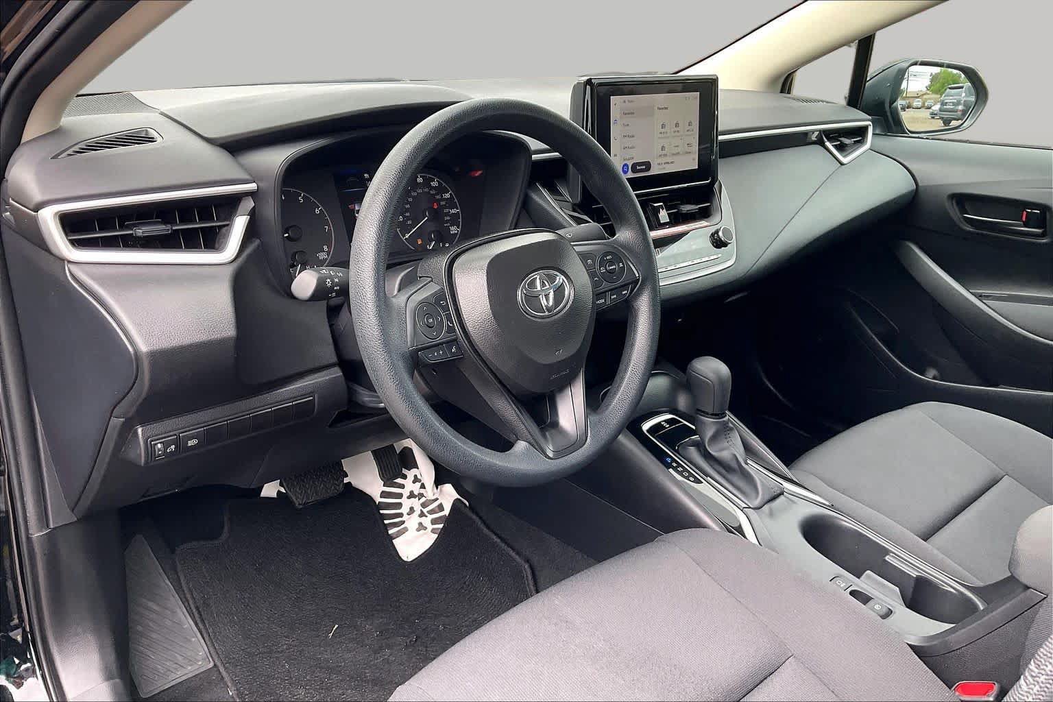 Used 2025 Toyota Corolla LE FWD image 17