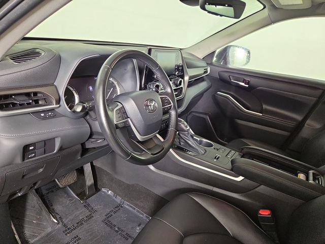 Used 2022 Toyota Highlander XLE FWD image 14