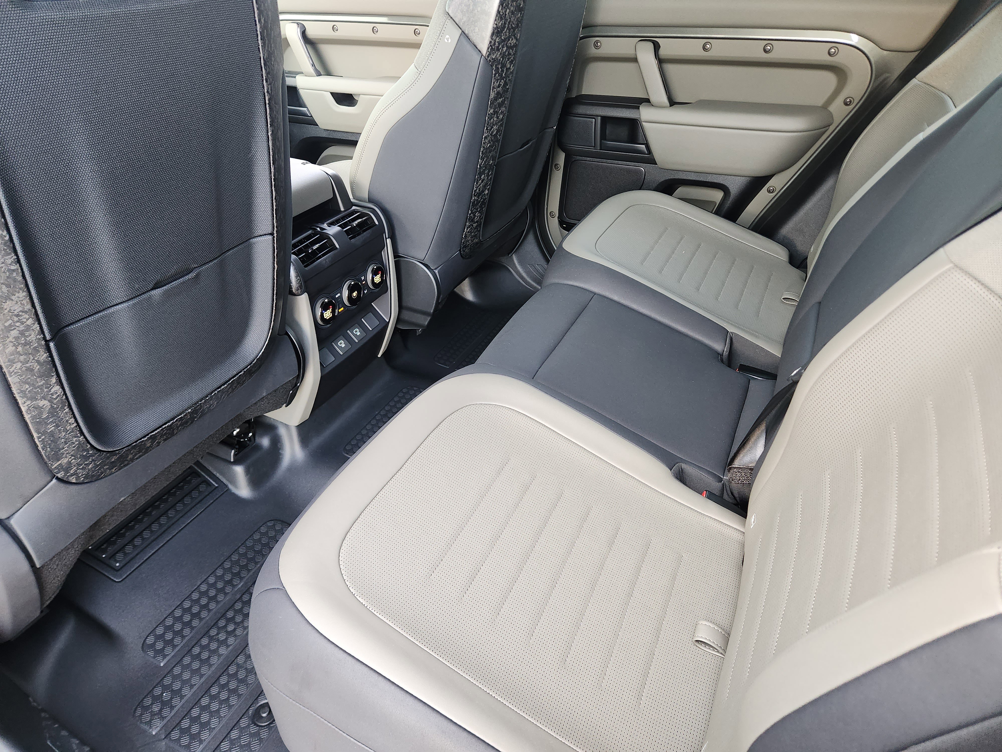 Certified 2025 Land Rover Defender 110 image 32