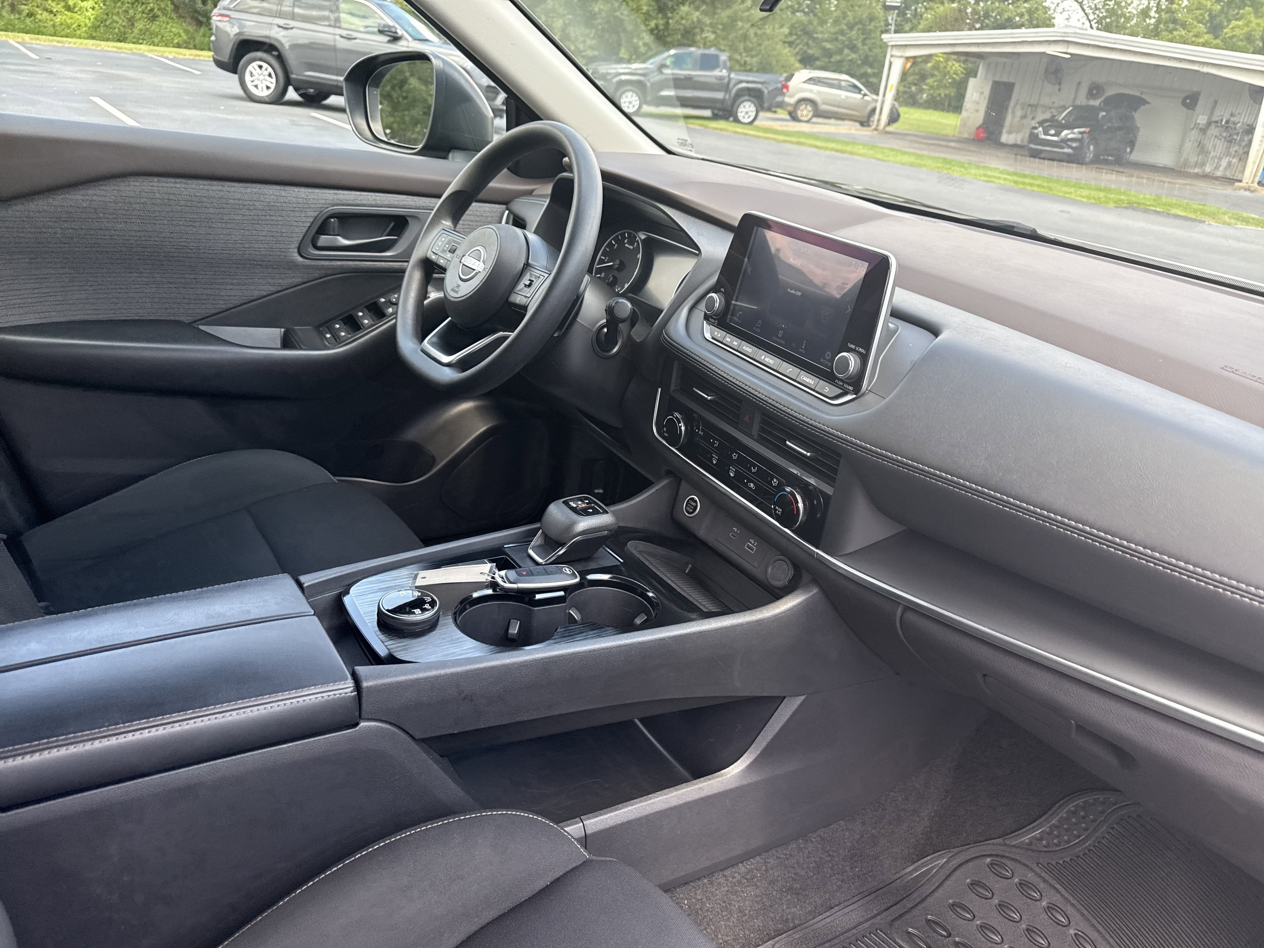 Used 2023 Nissan Rogue S image 35