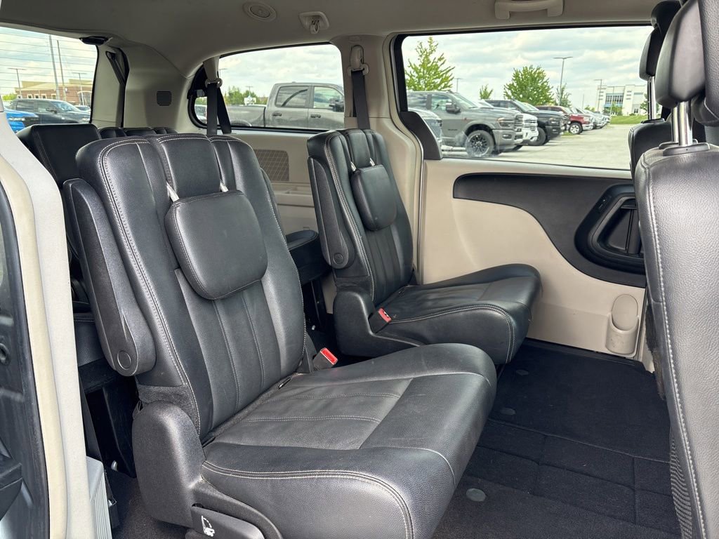 Used 2016 Chrysler Town & Country Touring FWD image 13