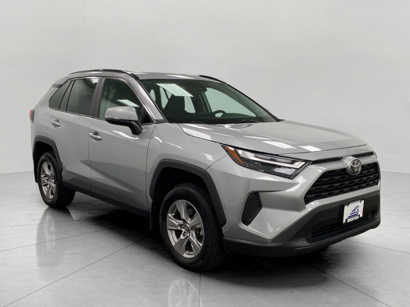 Used 2025 Toyota RAV4 XLE AWD/4WD image 1