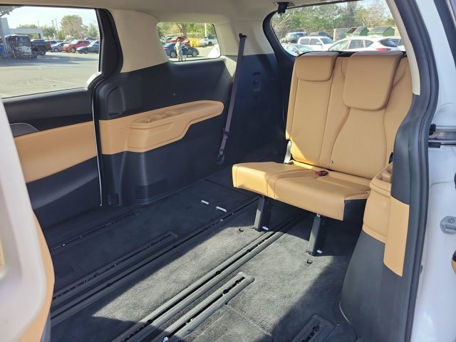 Used 2024 Kia Carnival LX image 20
