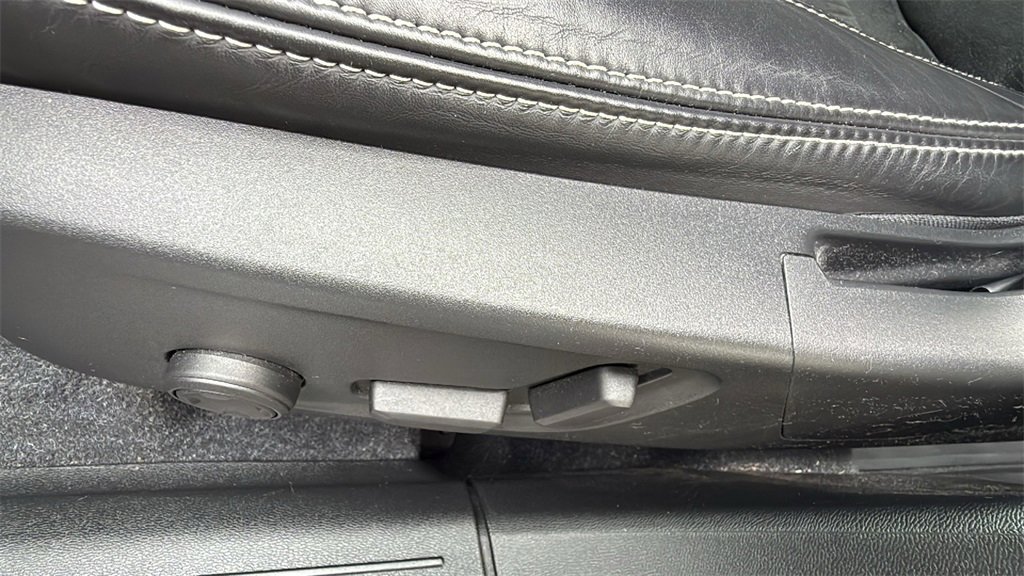 Used 2020 Volvo XC40 T5 R-Design w/ Protection Package Premier image 24