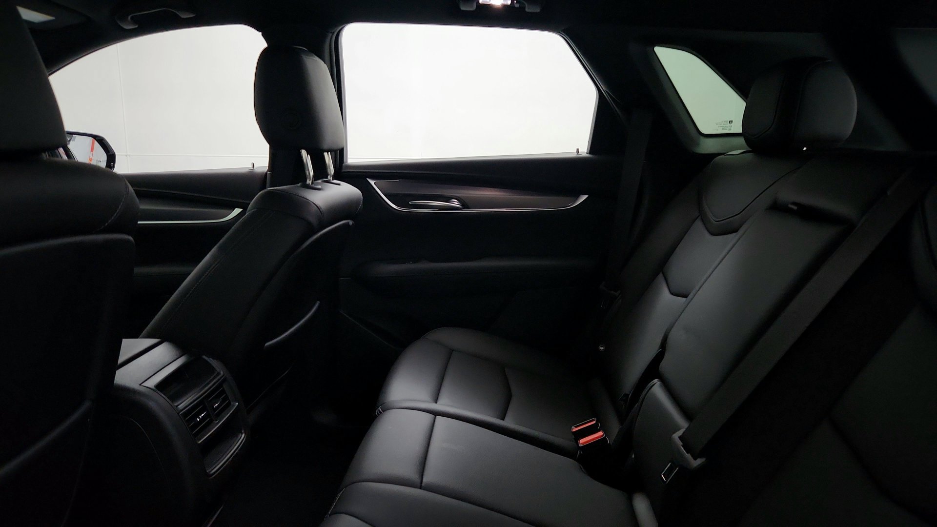 Certified 2024 Cadillac XT5 Luxury w/ LPO, Floor Liner Package AWD/4WD image 23