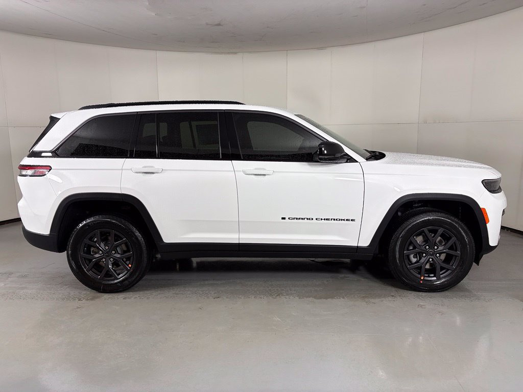 New 2027 Jeep Grand Cherokee Altitude RWD image 9