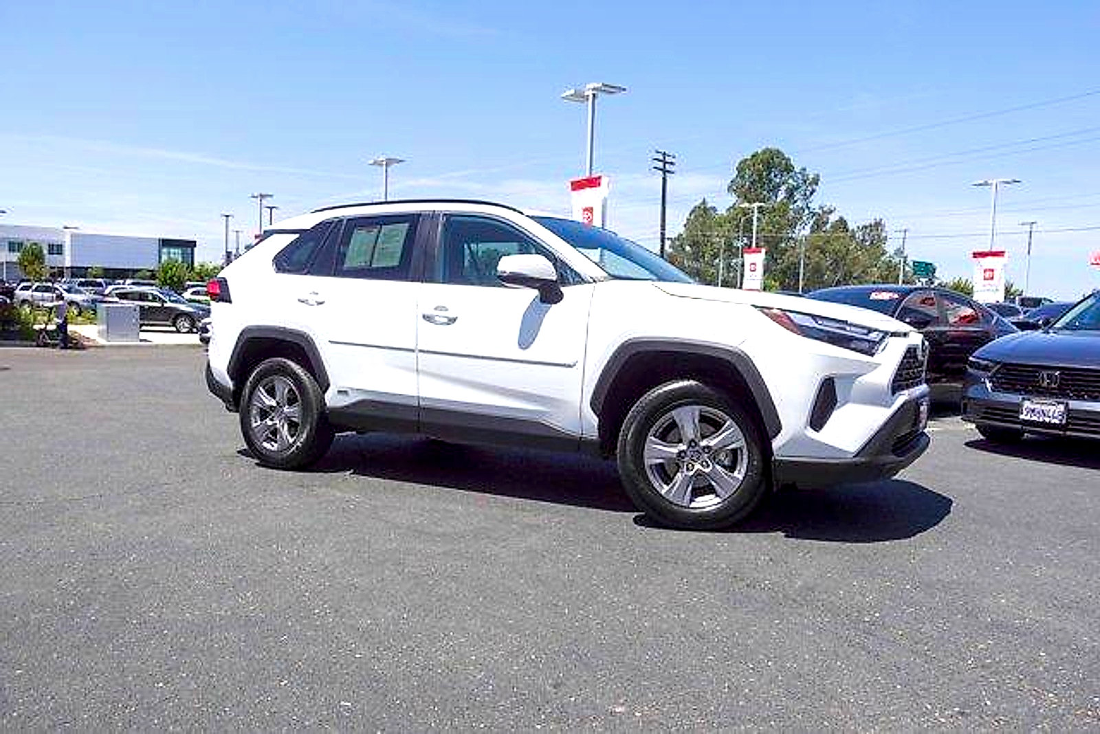 Certified 2024 Toyota RAV4 LE AWD/4WD image 4