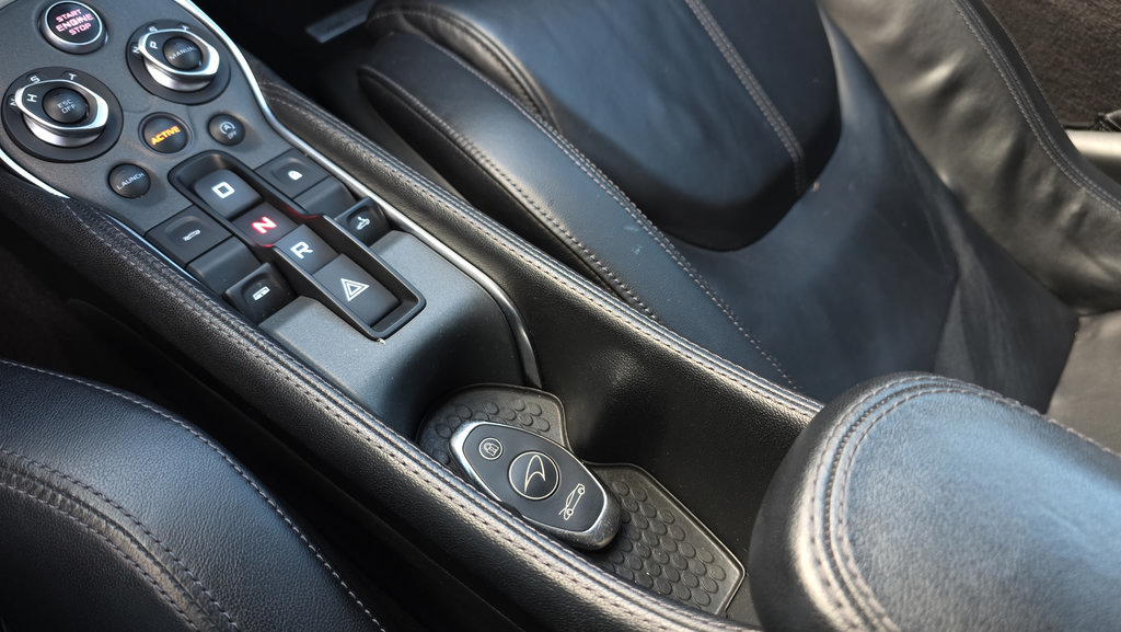Used 2018 McLaren 570S Spider RWD image 31