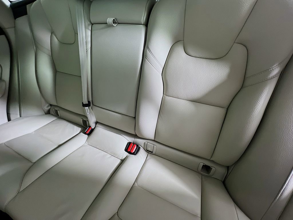 Used 2023 Volvo XC60 T8 Plus image 26