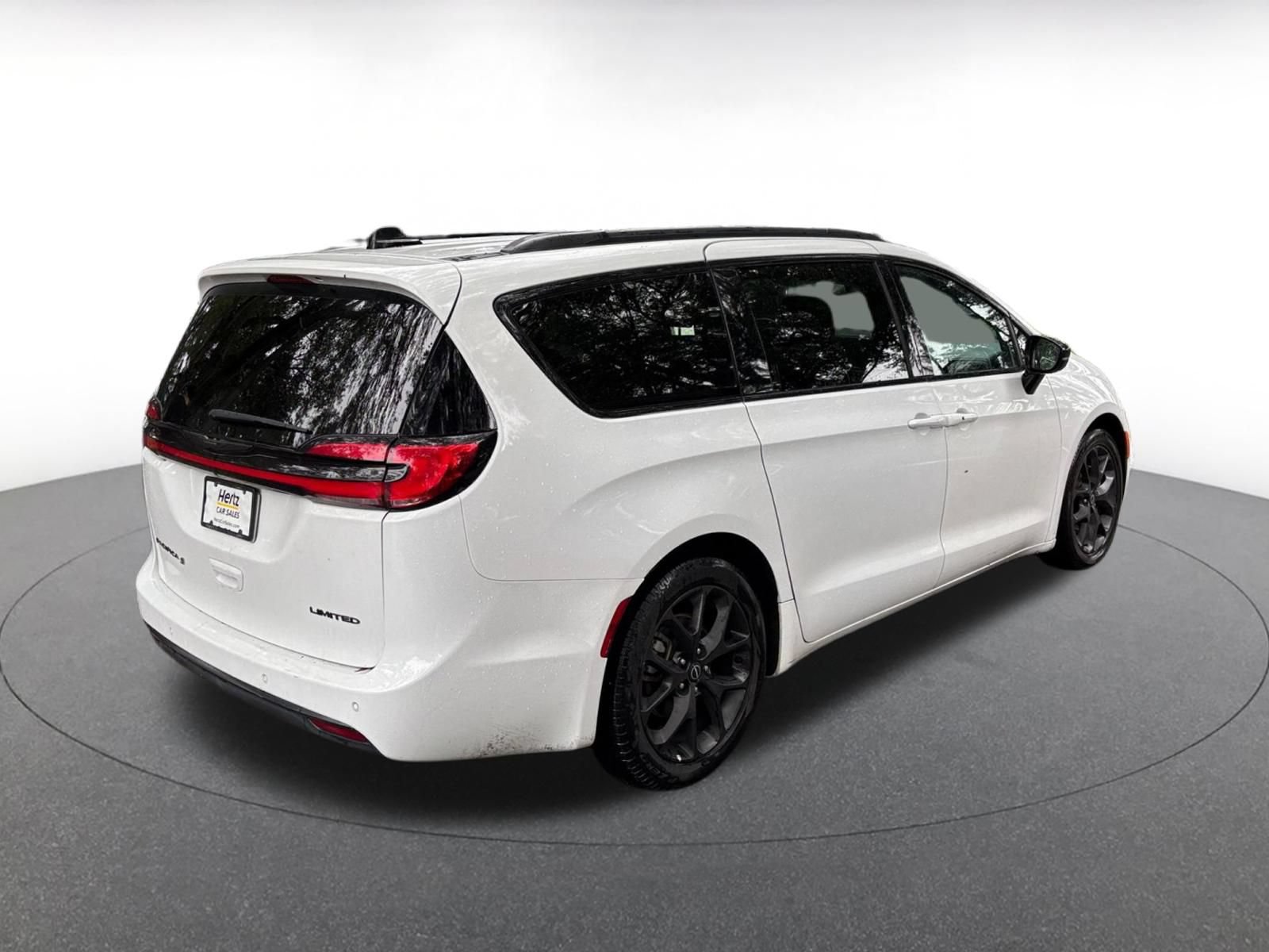 Used 2025 Chrysler Pacifica Limited FWD image 8