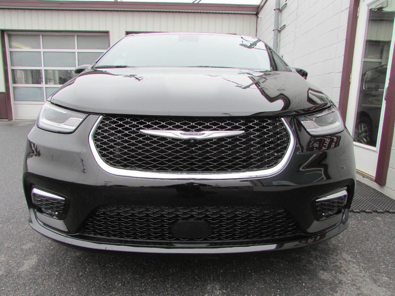 Used 2025 Chrysler Pacifica Select FWD image 2