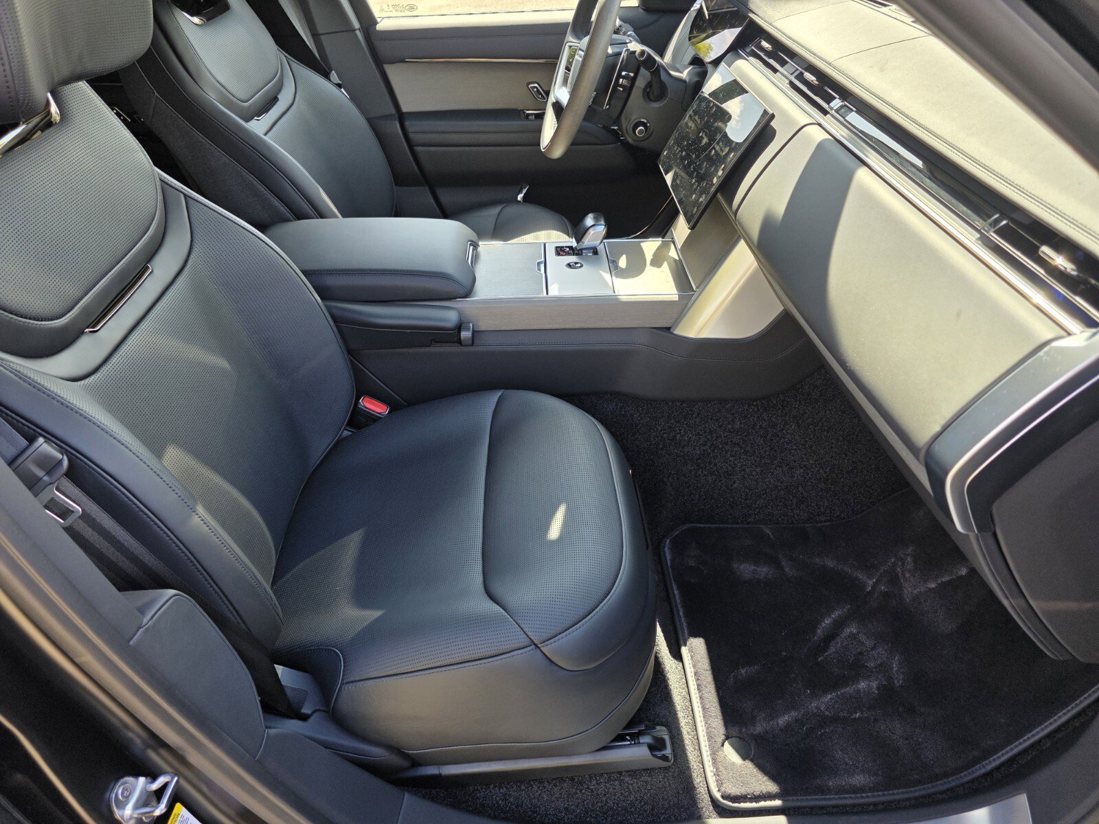 New 2026 Land Rover Range Rover SV AWD/4WD image 3