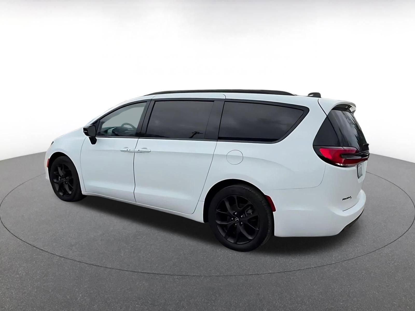 Used 2025 Chrysler Pacifica Limited image 10