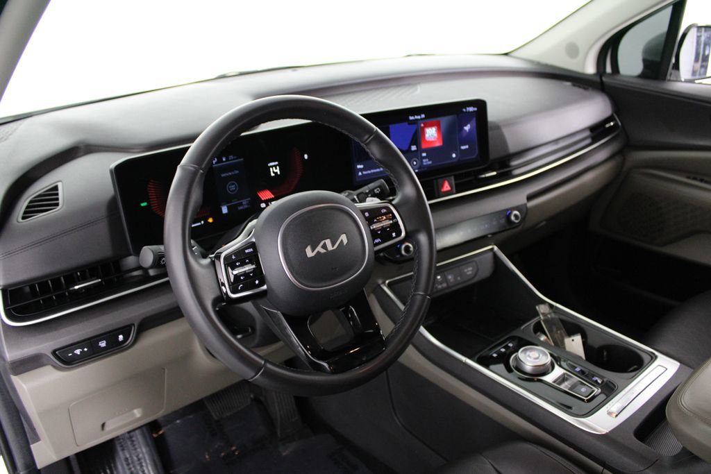 Used 2025 Kia Carnival EX FWD image 18