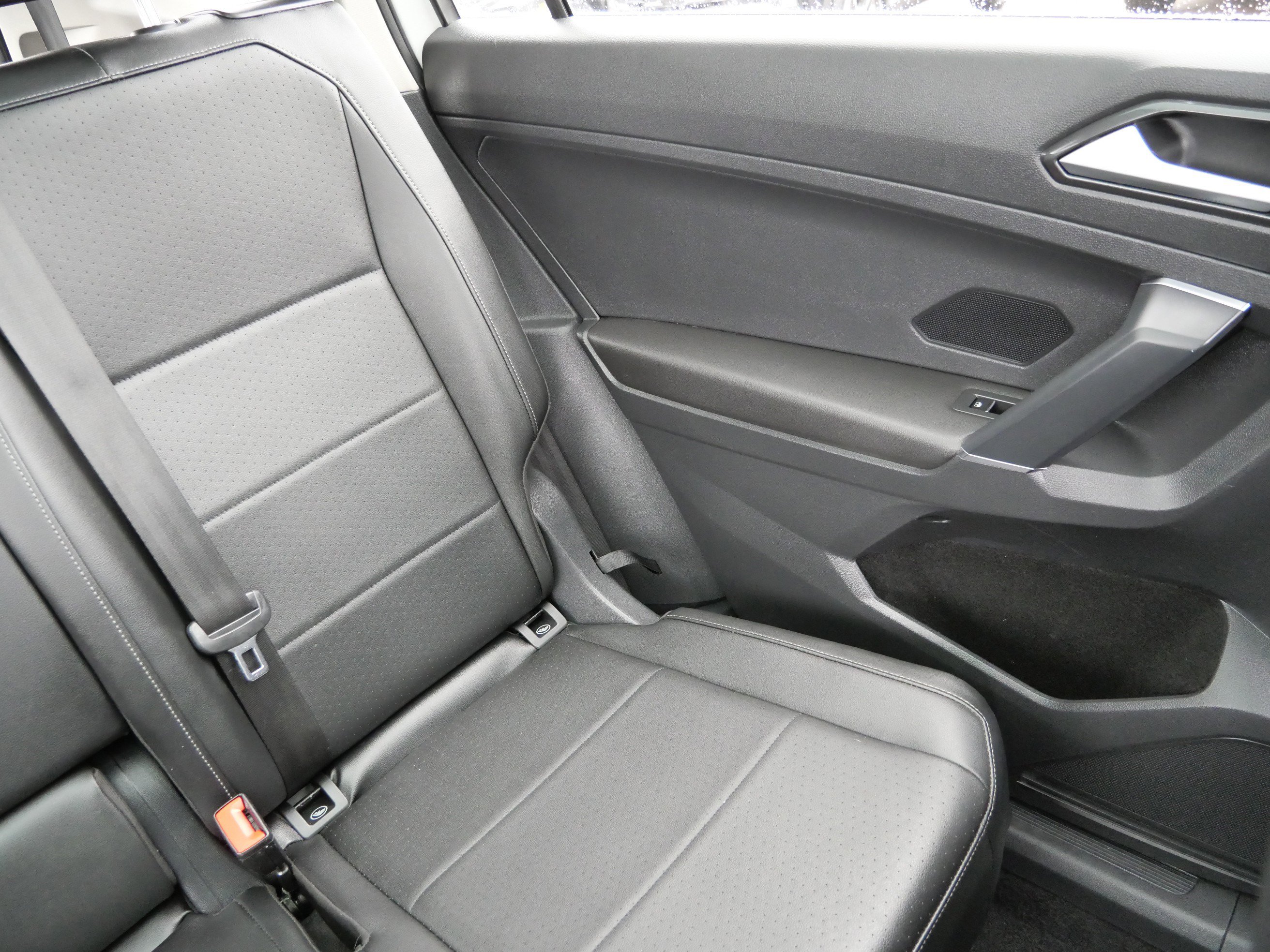 Used 2018 Volkswagen Tiguan SE w/ Panoramic Sunroof Package image 14