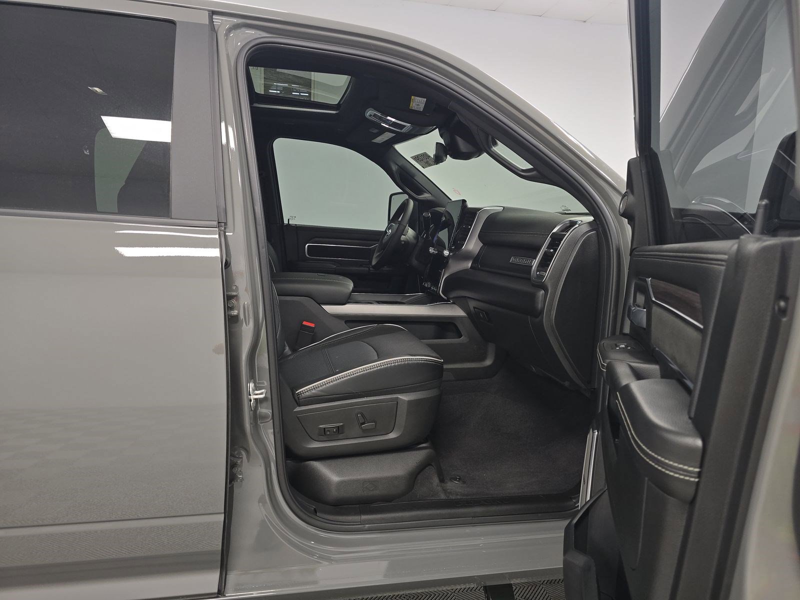 Used 2026 RAM 3500 Laramie image 9