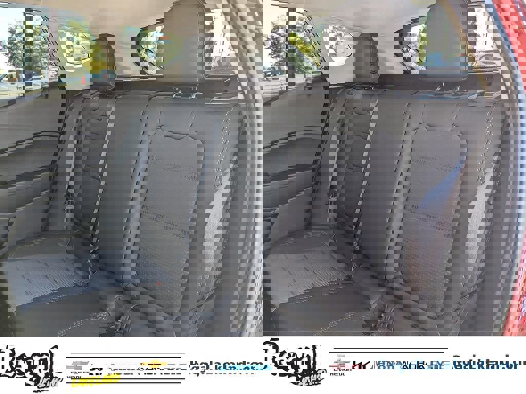 Used 2025 Chevrolet Trax LT w/ LT Convenience Package image 14