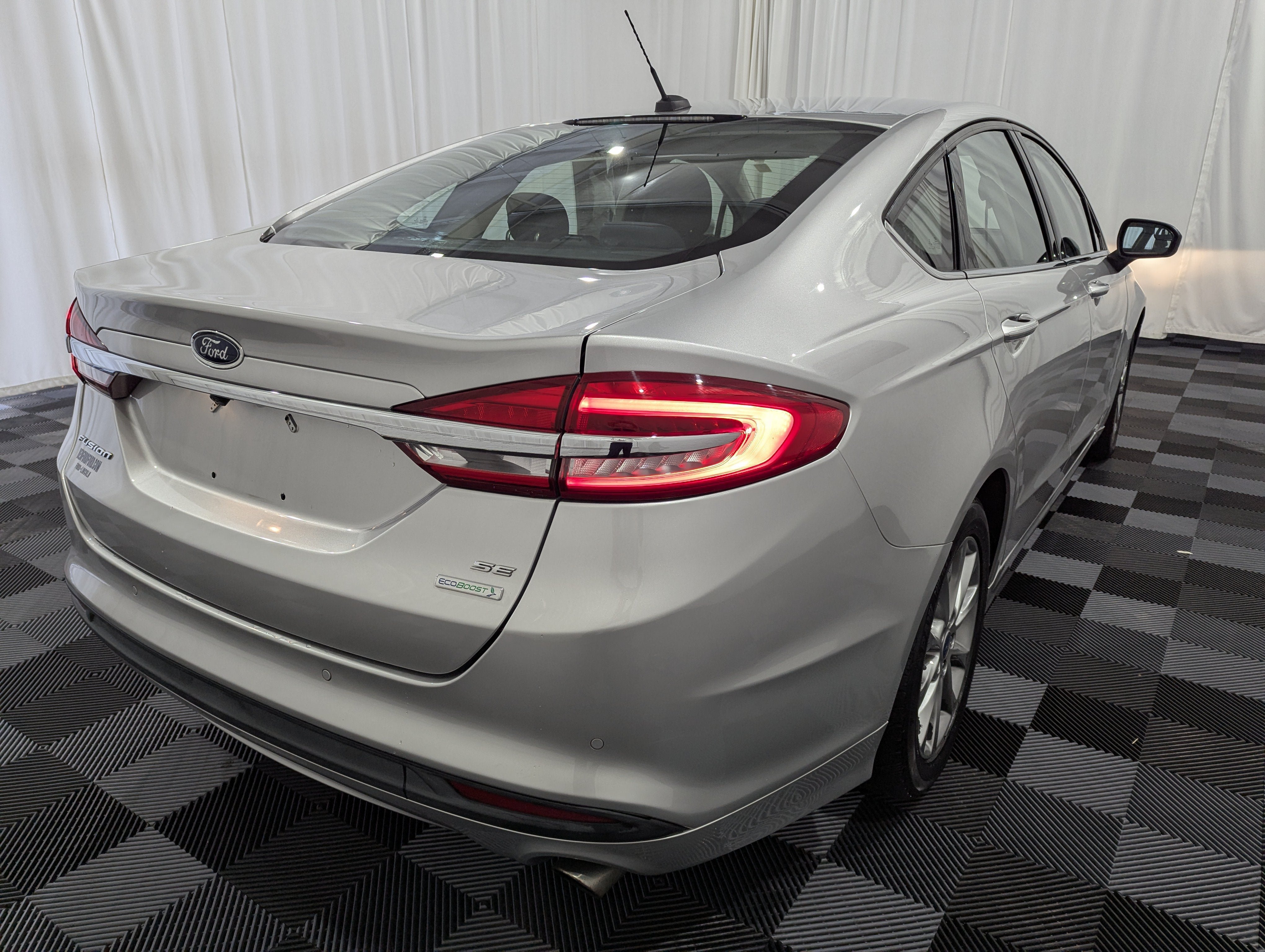 Used 2017 Ford Fusion SE w/ Fusion SE Technology Package FWD image 7