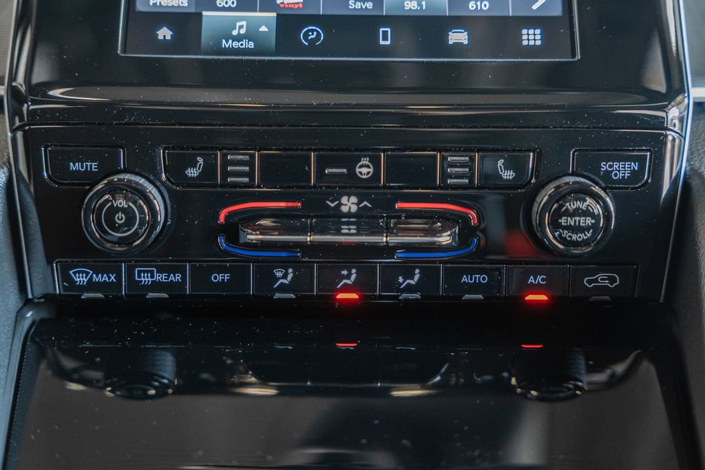 New 2025 Jeep Grand Cherokee Laredo X w/ Luxury Tech Group I image 22