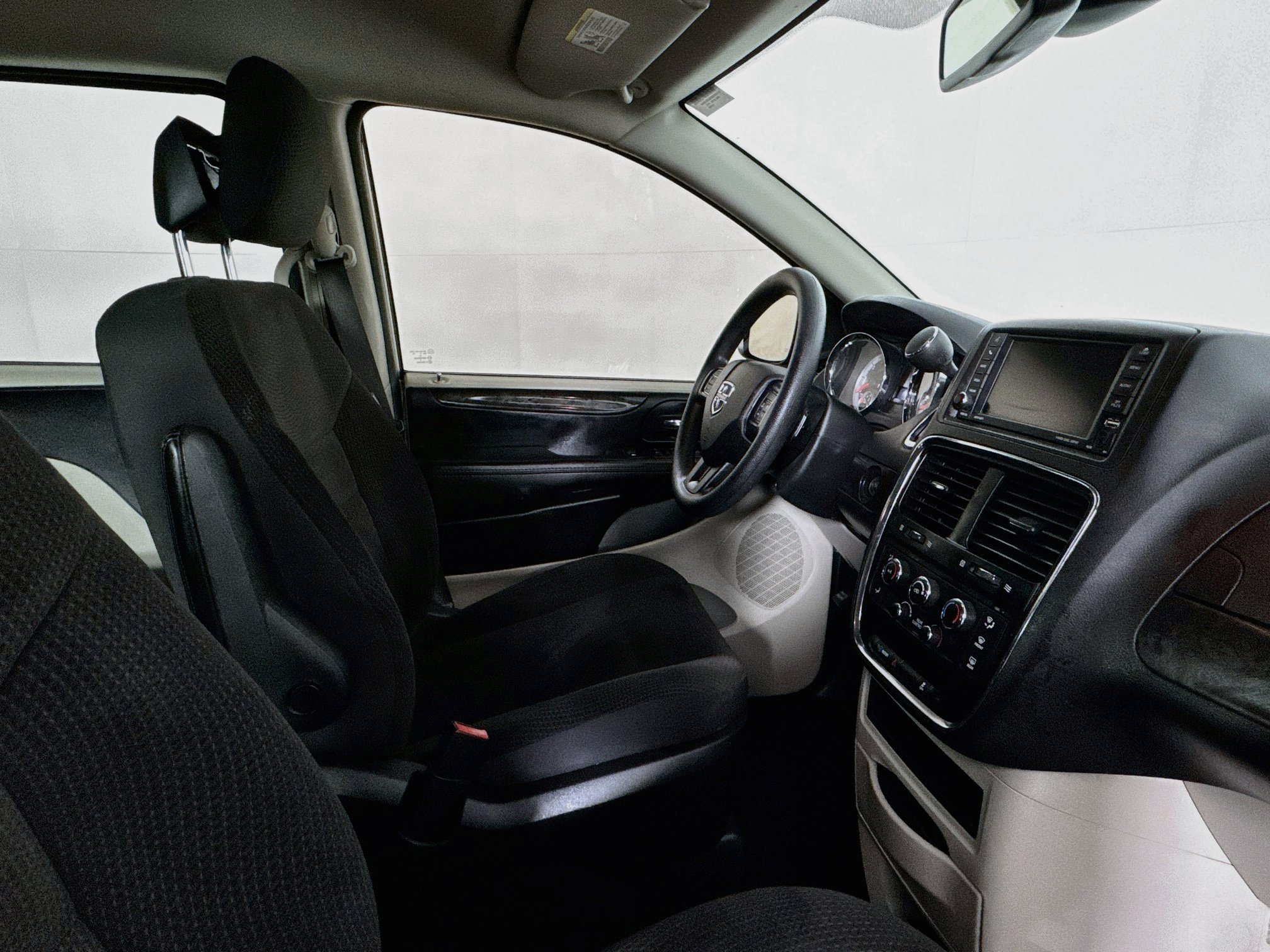 Used 2018 Dodge Grand Caravan SE FWD image 46