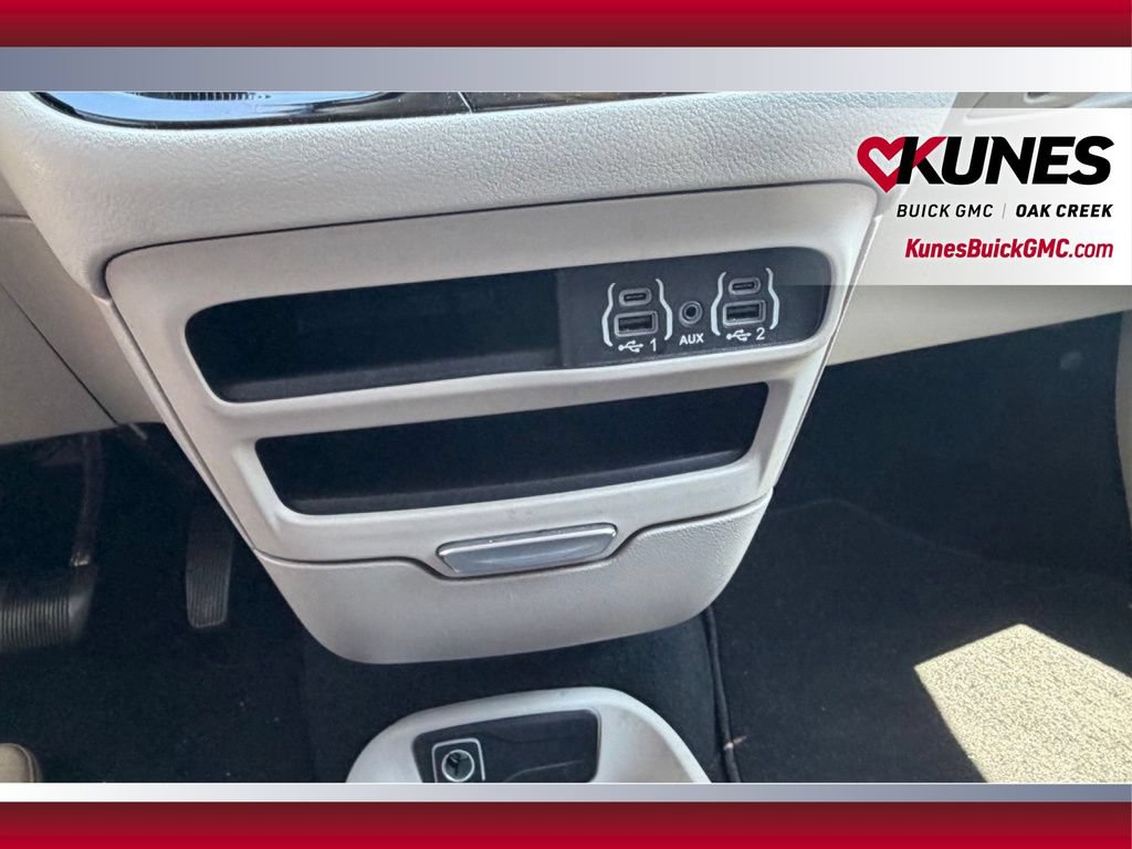Used 2023 Chrysler Pacifica Touring-L FWD image 29