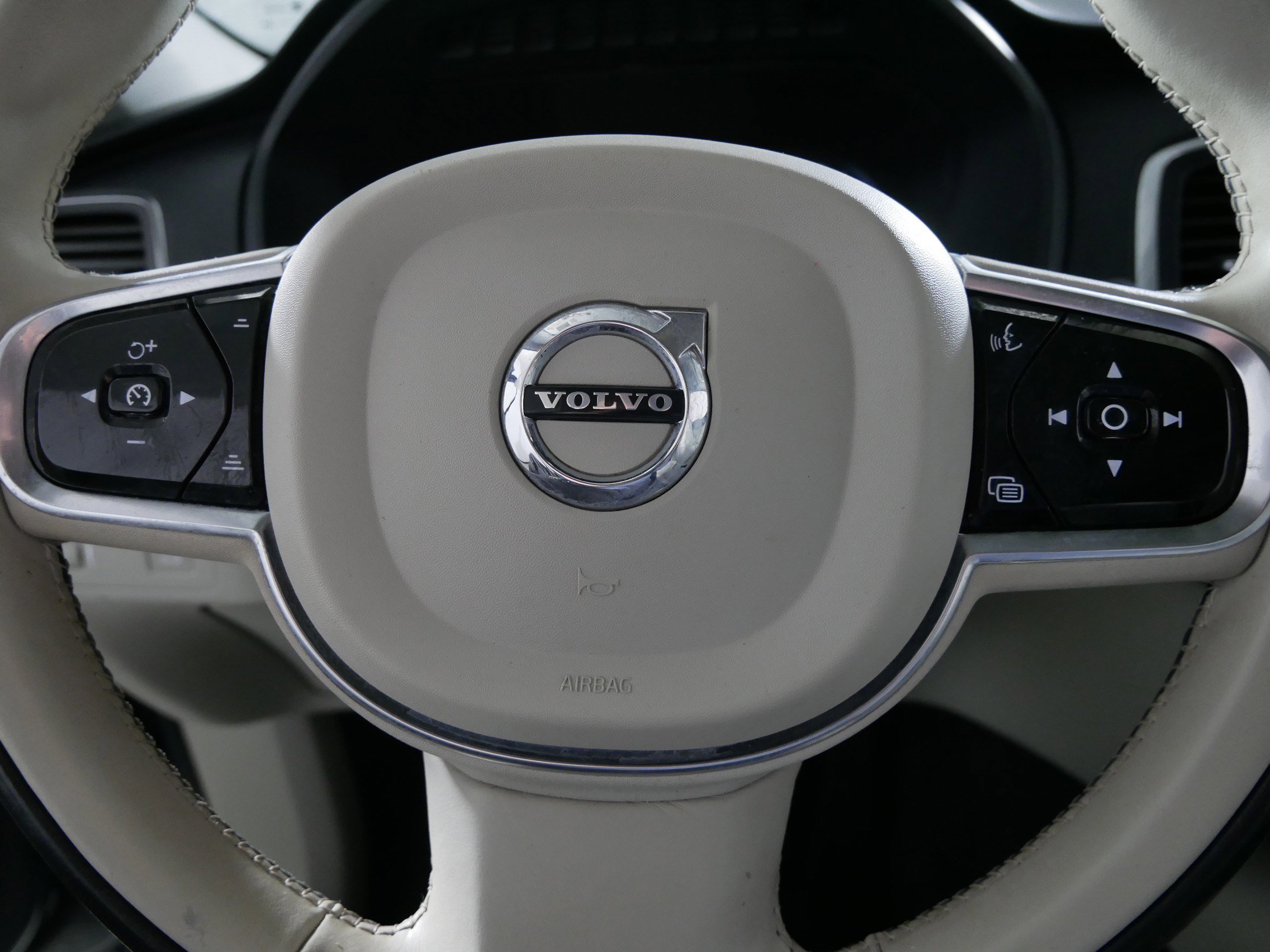 Used 2020 Volvo XC90 T6 Momentum image 25