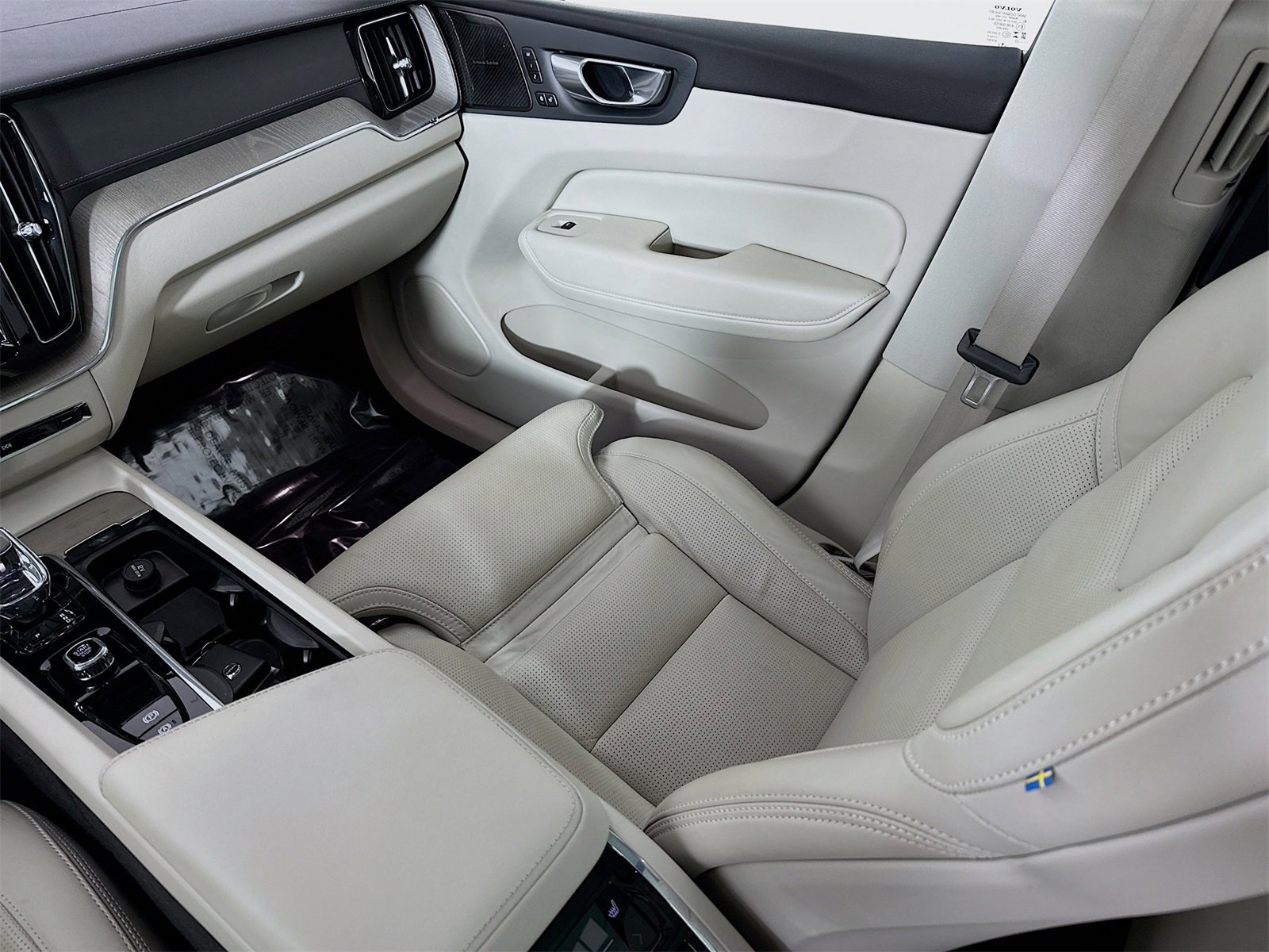 Used 2023 Volvo XC60 B6 Ultimate w/ Protection Package Premier image 24