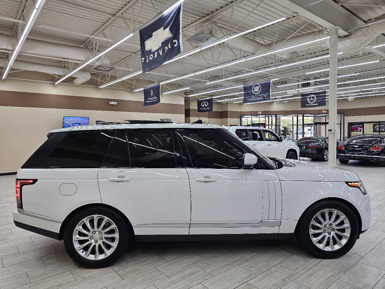 Used 2017 Land Rover Range Rover HSE image 5