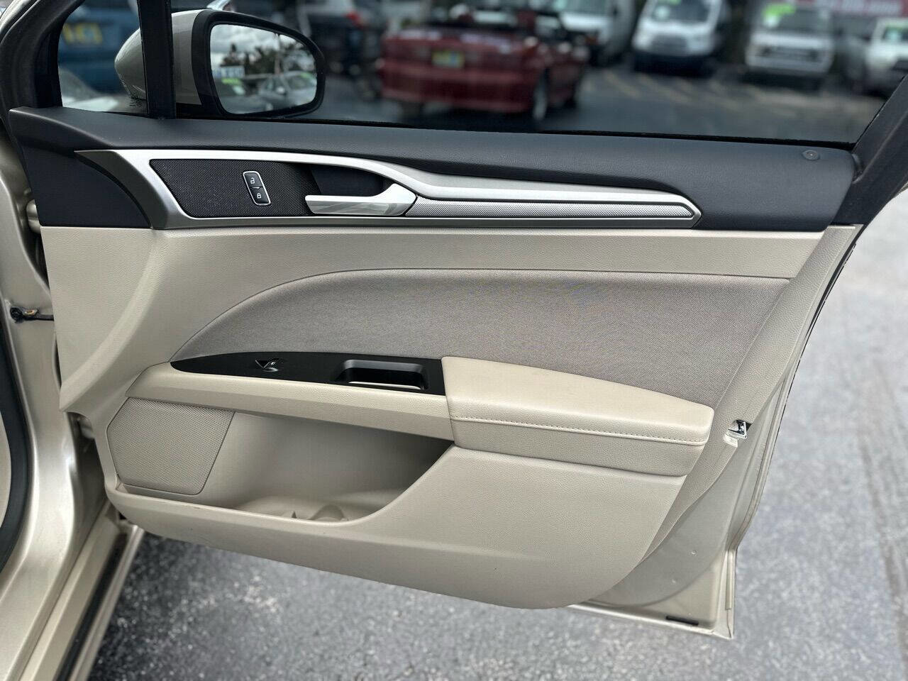 Used 2017 Ford Fusion SE image 28