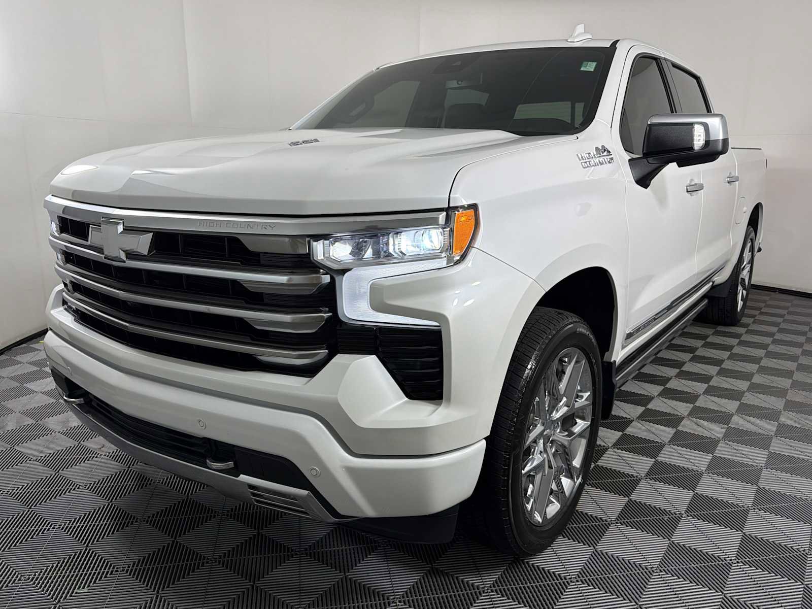 Used 2023 Chevrolet Silverado 1500 High Country w/ High Country Premium Package image 3