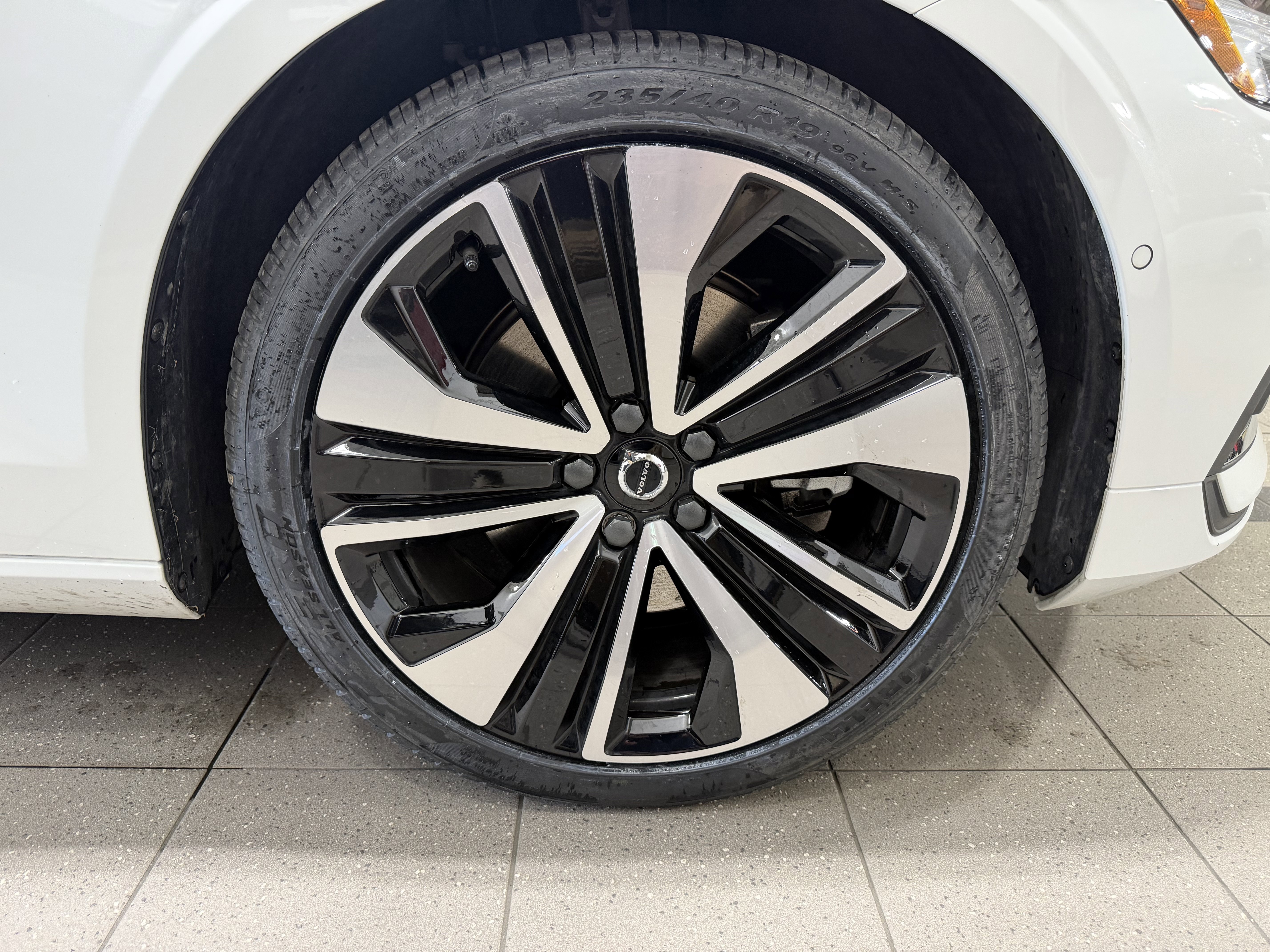 Used 2023 Volvo S60 B5 Ultimate w/ Climate Package image 2