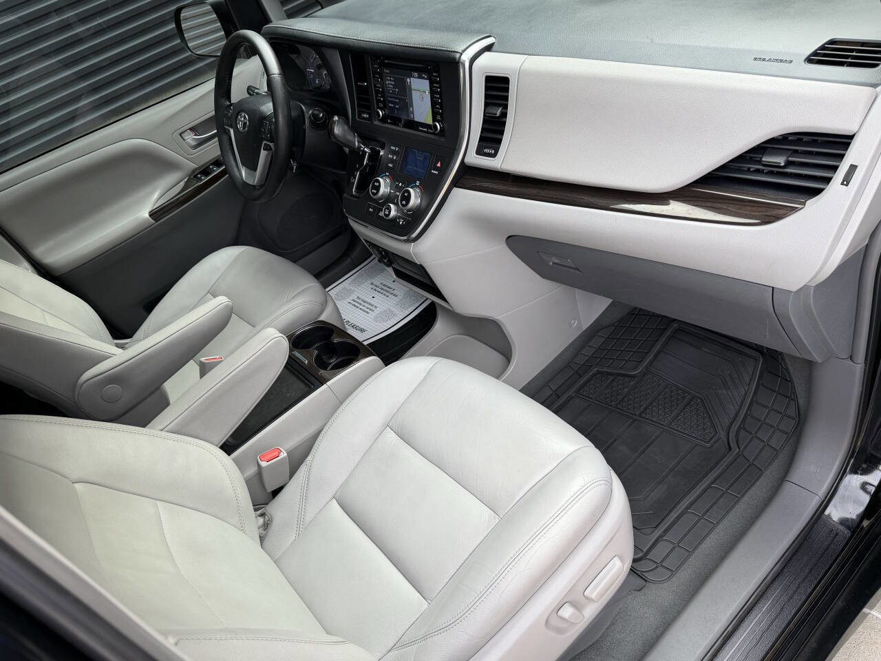 Used 2019 Toyota Sienna XLE w/ XLE Navigation Package FWD image 21