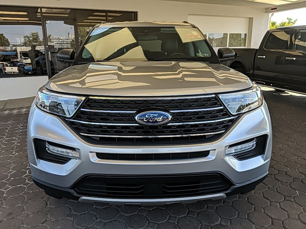 Used 2021 Ford Explorer XLT w/ Equipment Group 202A image 2