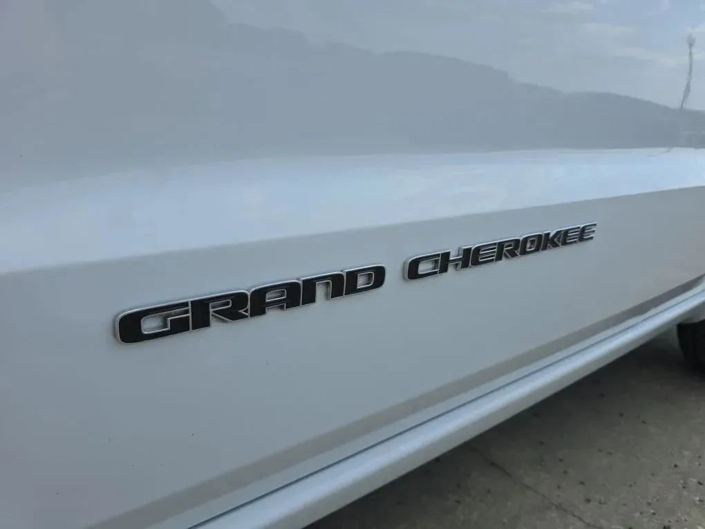 Used 2018 Jeep Grand Cherokee Overland image 14