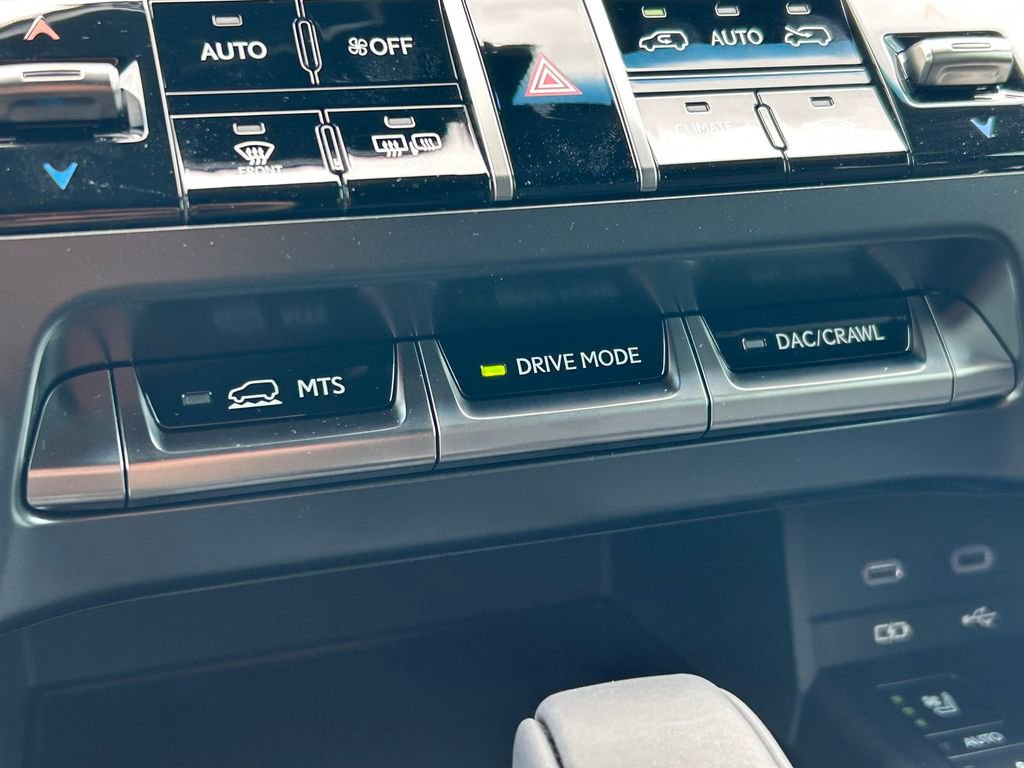 Used 2025 Lexus LX 700h Luxury image 42