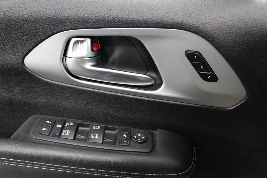 Used 2025 Chrysler Pacifica Limited FWD image 38