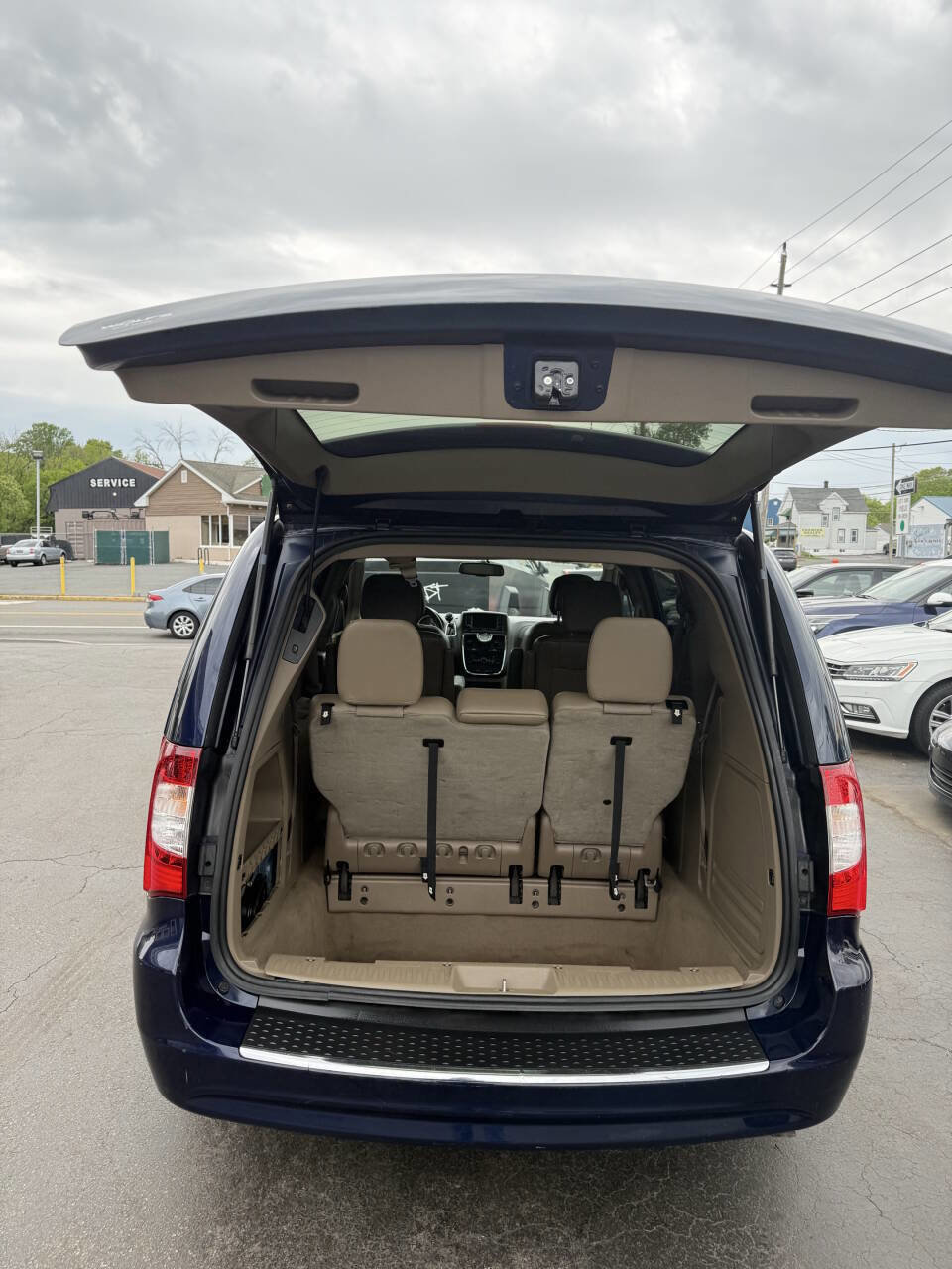 Used 2015 Chrysler Town & Country Touring FWD image 20
