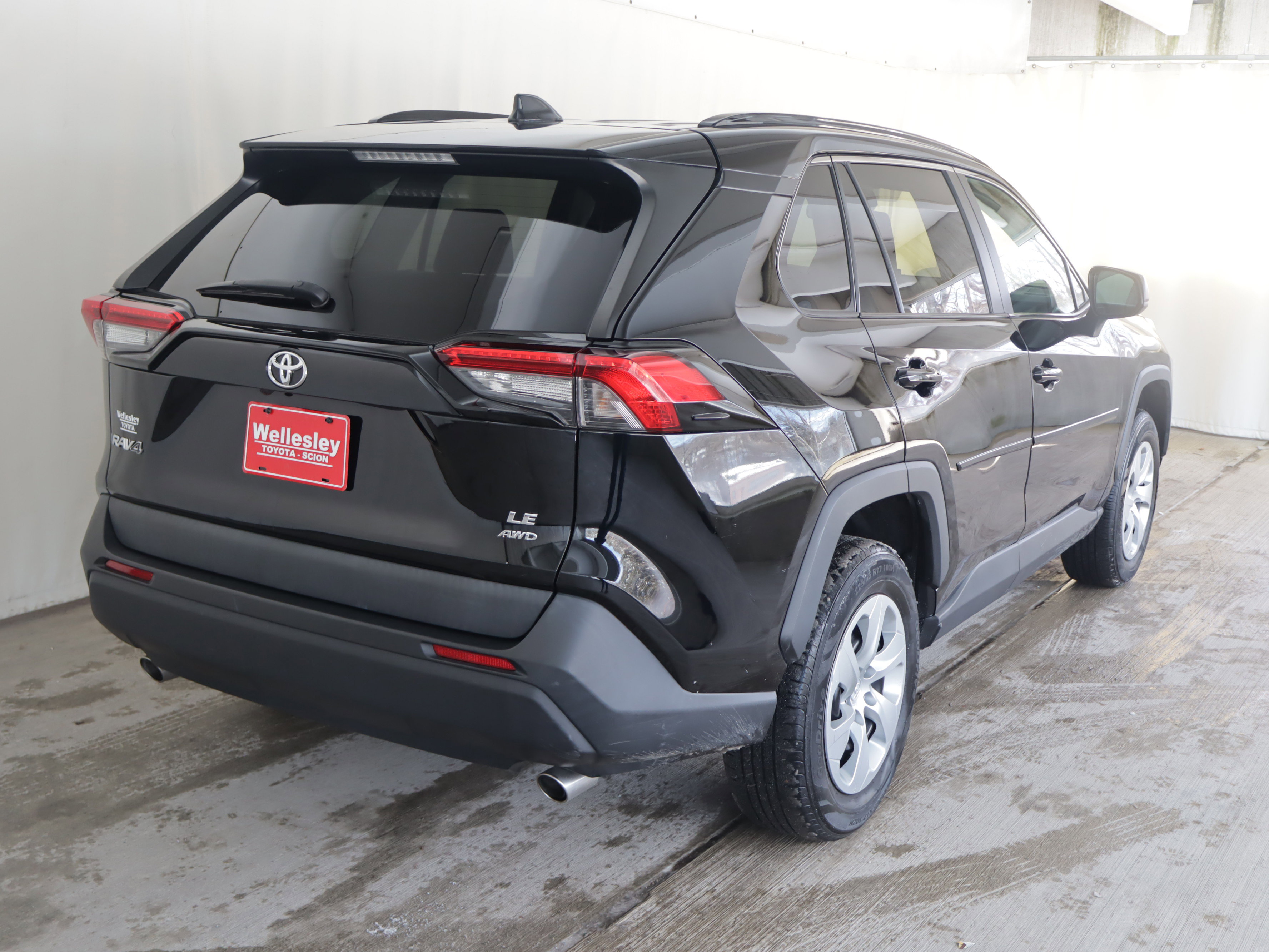 Used 2021 Toyota RAV4 LE image 6