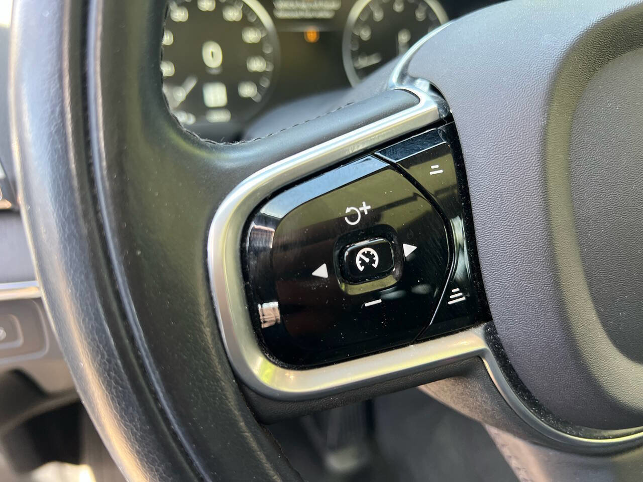 Used 2020 Volvo XC90 T5 Momentum w/ Protection Package Premier image 27