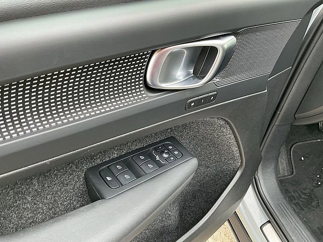 Used 2025 Volvo XC40 B5 Plus image 16