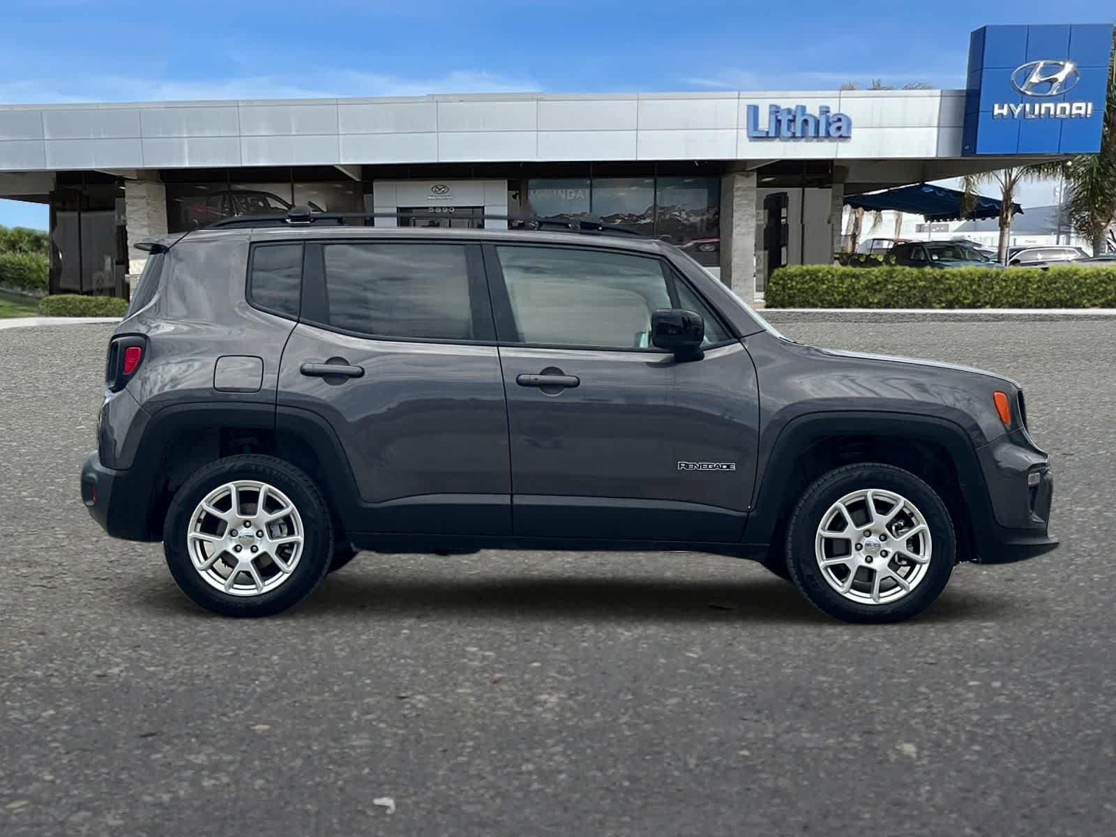Used 2021 Jeep Renegade Latitude w/ Convenience Group AWD/4WD image 9